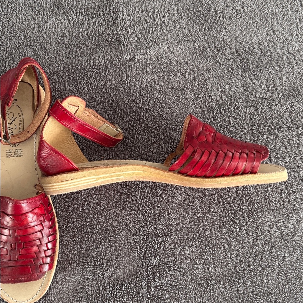 Red Huarache Sandals NWOT - Picture 2 of 5